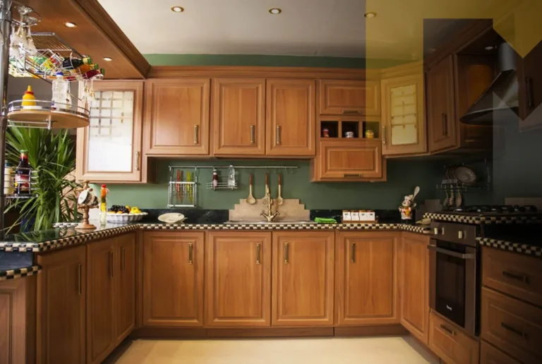 لقطة قريبة تظهر نظام أبواب منزلقة خشبية (Pocket Doors) في منتصف الحركة، تكشف عن مطبخ مخفي مودرن 2026 يتميز بسطح رخامي أبيض فاخر، أجهزة مدمجة بذكاء، وإضاءة LED ناعمة داخل جدار انسيابي.