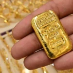 سعر الذهب اليوم في مصر: عيار 24 يسجل 8200 جنيه للجرام بدون مصنعية؛ صورة توضيحية لسبائك ذهبية لامعة في خزنة بنكية مع رسم بياني صاعد يرمز للارتفاع الجنوني في أسعار الذهب محلياً وعالمياً، مصممة لمقال صدى اليوم حول تحديثات الصاغة.