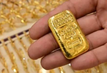 سعر الذهب اليوم في مصر: عيار 24 يسجل 8200 جنيه للجرام بدون مصنعية؛ صورة توضيحية لسبائك ذهبية لامعة في خزنة بنكية مع رسم بياني صاعد يرمز للارتفاع الجنوني في أسعار الذهب محلياً وعالمياً، مصممة لمقال صدى اليوم حول تحديثات الصاغة.