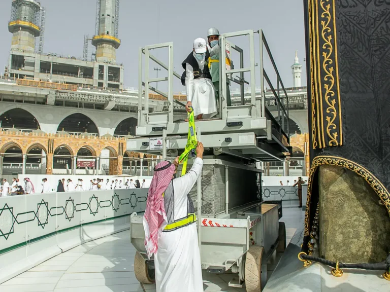 بـ 5 إجراءات هندسية.. بدء الصيانة الدورية لـ الكعبة المشرفة للحفاظ على عناصرها 1 الكعبة المشرفة