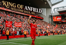 محمد صلاح بقميص ليفربول في ملعب الأنفيلد يوضح اقتراب موعد عودة محمد صلاح للمباريات