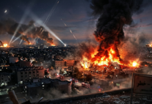 "مشهد ليلي يظهر آثار قصف مقر الحرس الثوري في الأهواز وتصاعد النيران من منشآت عسكرية عقب الضربات الإسرائيلية."